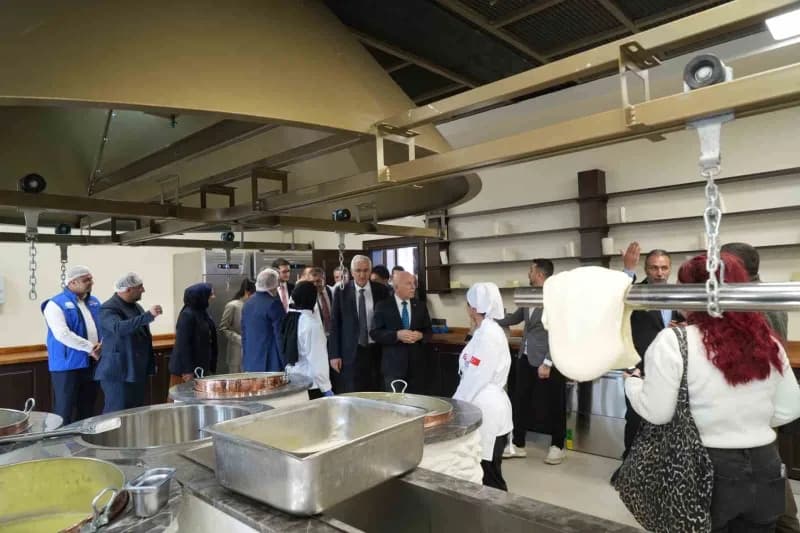 Milli Eğitim Bakanı Yusuf Tekin öncülüğündeki protokol üyeleri liseyi gezdi