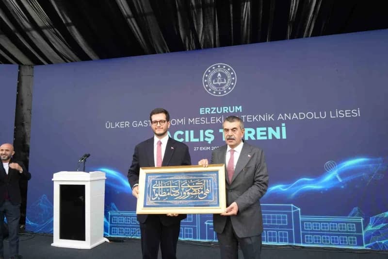 Yıldız Holding Yönetim Kurulu Başkan Vekili Yahya Ülker (Solda) - Milli Eğitim Bakanı Yusuf Tekin (S