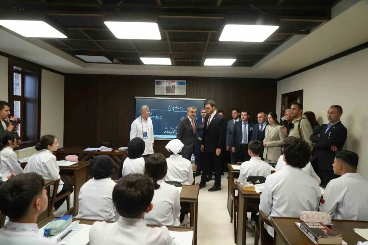 Milli Eğitim Bakanı Yusuf Tekin öncülüğündeki protokol üyeleri liseyi gezdi