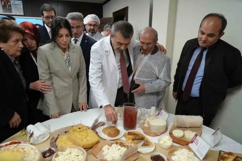 Milli Eğitim Bakanı Yusuf Tekin öncülüğündeki protokol üyeleri liseyi gezdi