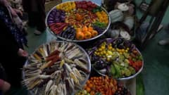 Rize sahil dolgu alanında düzenlenen 6. GastroRize Gastronomi Festivali standları ve ziyaretçiler