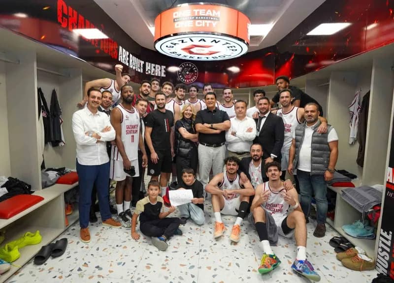 Gaziantep Basketbol oyuncuları Kamil Ocak Spor Salonu’nda Yalova Haremspor maçında mücadele ediyor