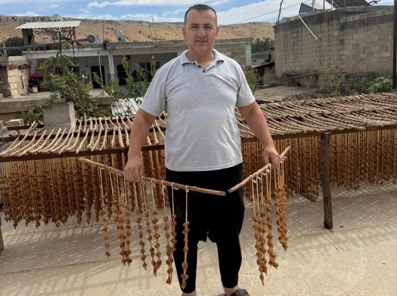 Gaziantep Oğuzeli’nde geleneksel yöntemlerle hazırlanan cevizli sucuk ve bastık ürünleri