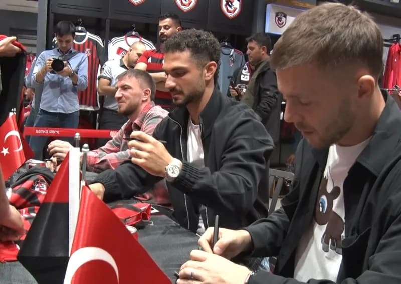 Taraftarlar, yanlarında getirdikleri forma, top, poster gibi pek çok ürünü futbolculara imzalattı, hatıra fotoğrafı çekt