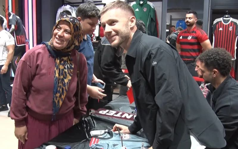 Taraftarlar, yanlarında getirdikleri forma, top, poster gibi pek çok ürünü futbolculara imzalattı, hatıra fotoğrafı çekt