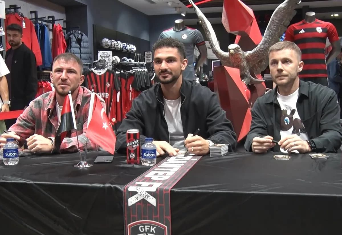Gaziantep Futbol Kulübü futbolcuları Alexandru Maxim, Deian Sorescu ve Kerim Çalhanoğlu, taraftarlarla imza gününde bulu