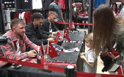 Gaziantep FK futbolcuları Alexandru Maxim, Deian Sorescu ve Kerim Çalhanoğlu taraftarlarla imza gününde bir arada