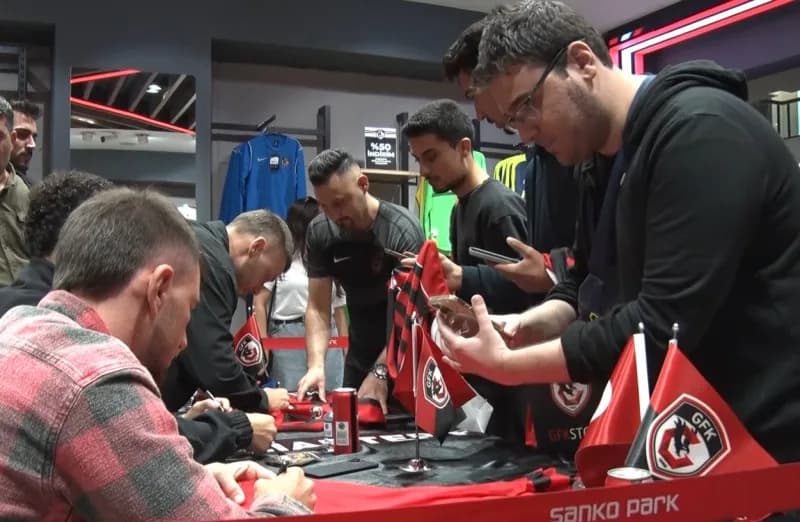 Sanko Park AVM'de bulunan GFK Store'da gerçekleştirilen imza gününe 7'den 70'e yüzlerce taraftar yoğun ilgi gösterdi.
