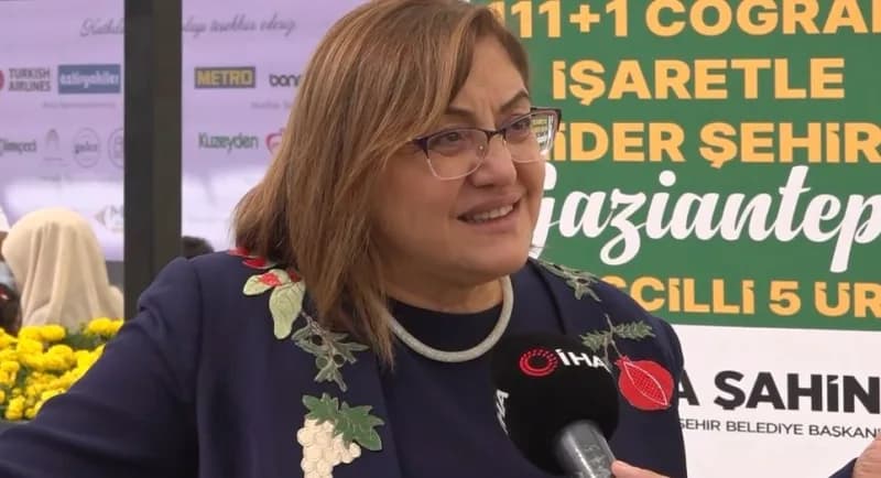 Gaziantep Belediye Başkanı Fatma Şahin, GastroAntep Kültür Yolu Festivali alanında ziyaretlerde bulunuyor