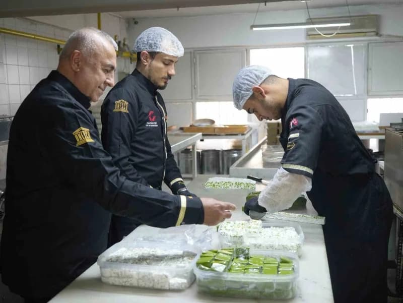 Gaziantep’in geleneksel sakız helvası büyük bakır kazanlarda hazırlanıyor