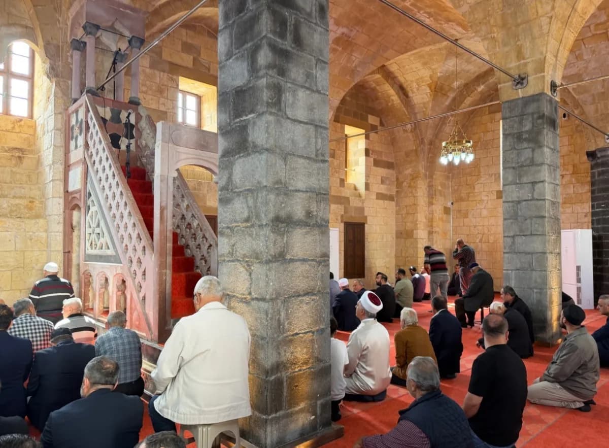 Gaziantep'te depremde hasar gören tarihi Tahtani Camii yeniden ibadete açıldı