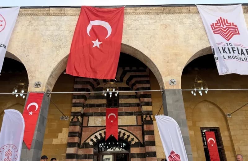 Gaziantep'te depremde hasar gören tarihi Tahtani Camii yeniden ibadete açıldı