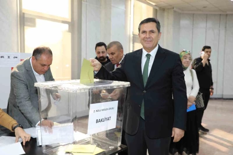Gaziantep Ticaret Borsası (GTB) meslek komiteleri ve Meclis üyeliği seçimlerinde oy verme işlemleri başladı.