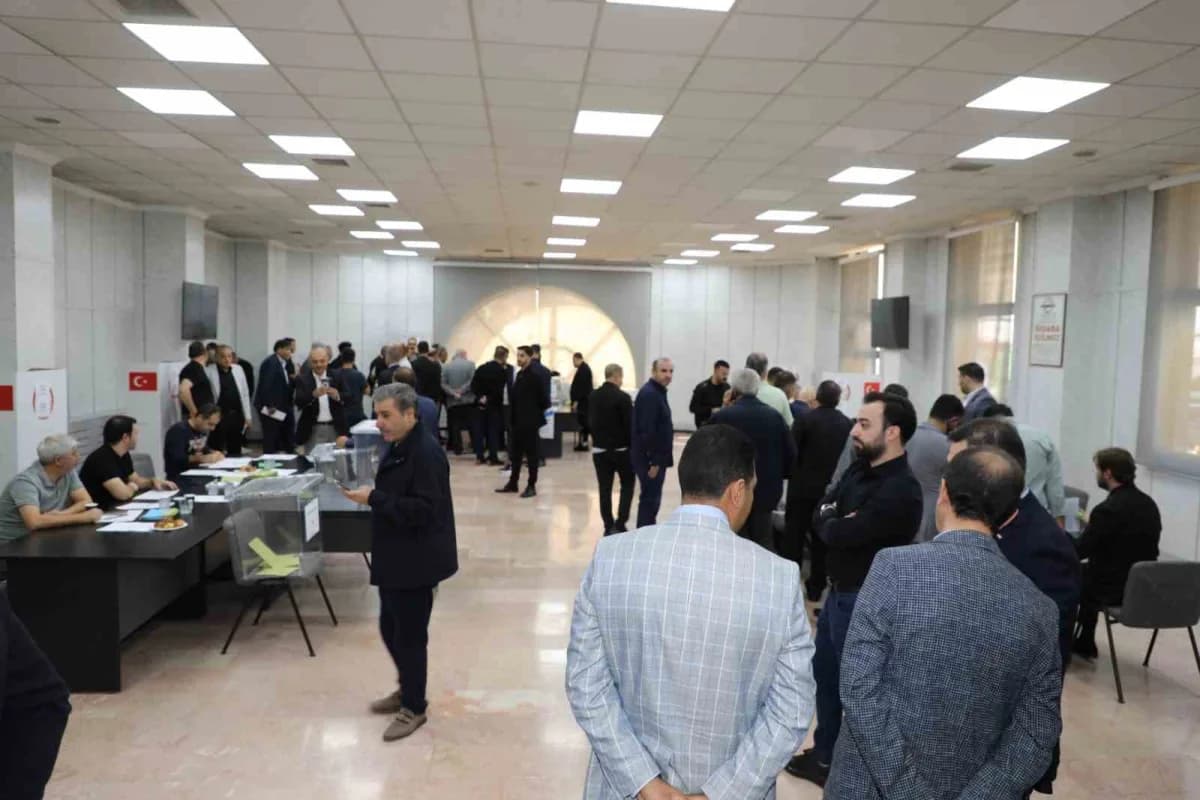 Gaziantep Ticaret Borsası GATEM Hizmet Binası önünde seçim heyecanı