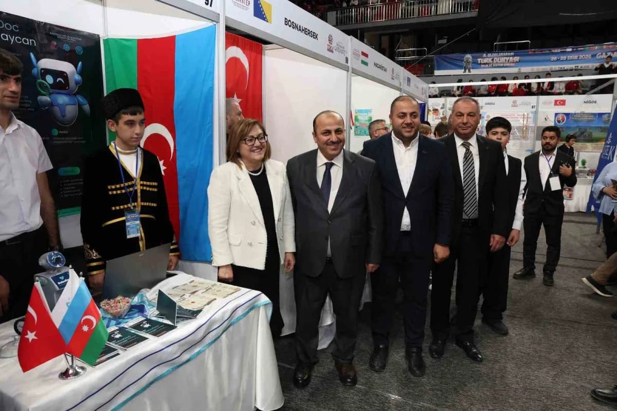 Gaziantep’te düzenlenen 8. Uluslararası Türk Dünyası Bilim ve Kültür Şenliği açılışından gençlerin