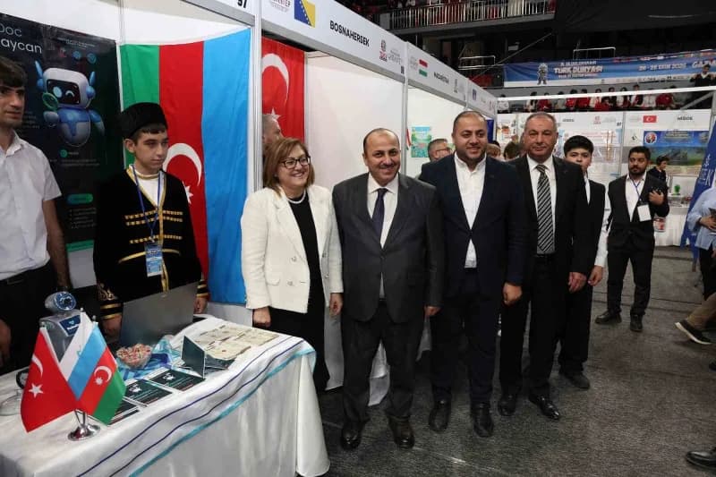 Gaziantep’te düzenlenen 8. Uluslararası Türk Dünyası Bilim ve Kültür Şenliği açılışından gençlerin