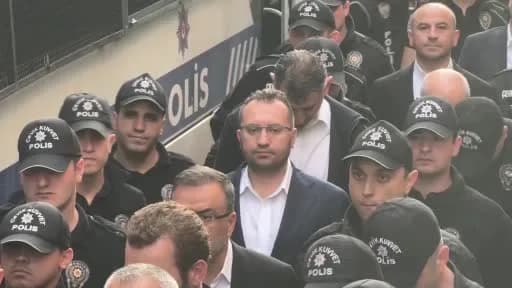 Gaziosmanpaşa Belediyesi davasında mahkeme salonunda tutuklu sanıklar ve avukatlar