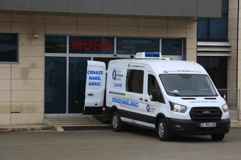 Antalya’nın Gazipaşa ilçesinde görüştüğü kızın babası tarafından 13 bıçak darbesi ile öldürülerek cesedi yol ortasına bu