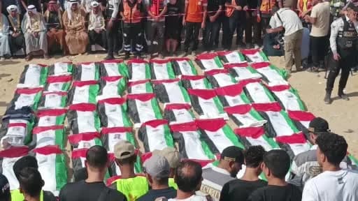 Gazze Şeridi’nde İsrail saldırılarında hayatını kaybeden Filistinliler için düzenlenen toplu cenaze töreninden görüntü