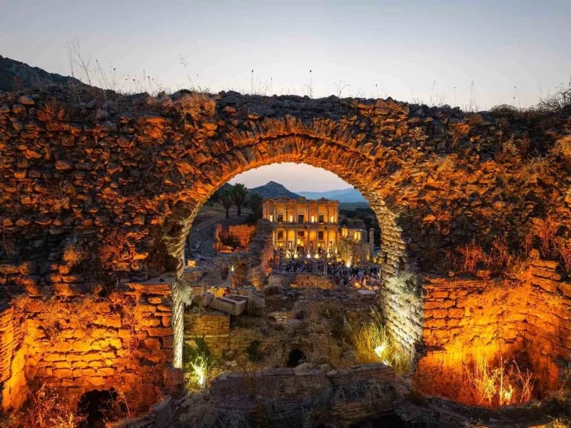 Kültür ve Turizm Bakanı Mehmet Nuri Ersoy, Gece müzeciliğindeki rekoru sosyal medya hesaplarından duyurarak 1 milyon 326