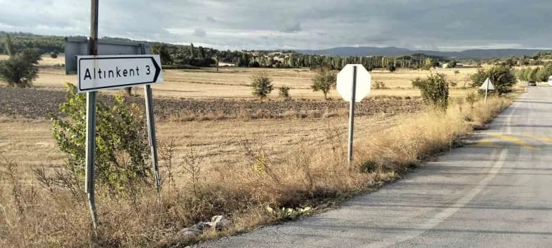 Gediz ilçesine bağlı Gümele ve Altınkent köylerinin girişindeki yol güvenliği eksiklikleri, sürücüler için büyük tehlike
