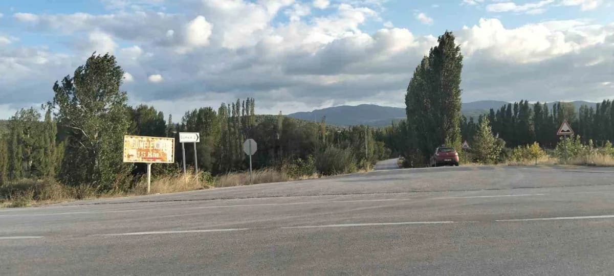 Gediz ilçesine bağlı Gümele ve Altınkent köylerinin girişindeki yol güvenliği eksiklikleri, sürücüler için büyük tehlike