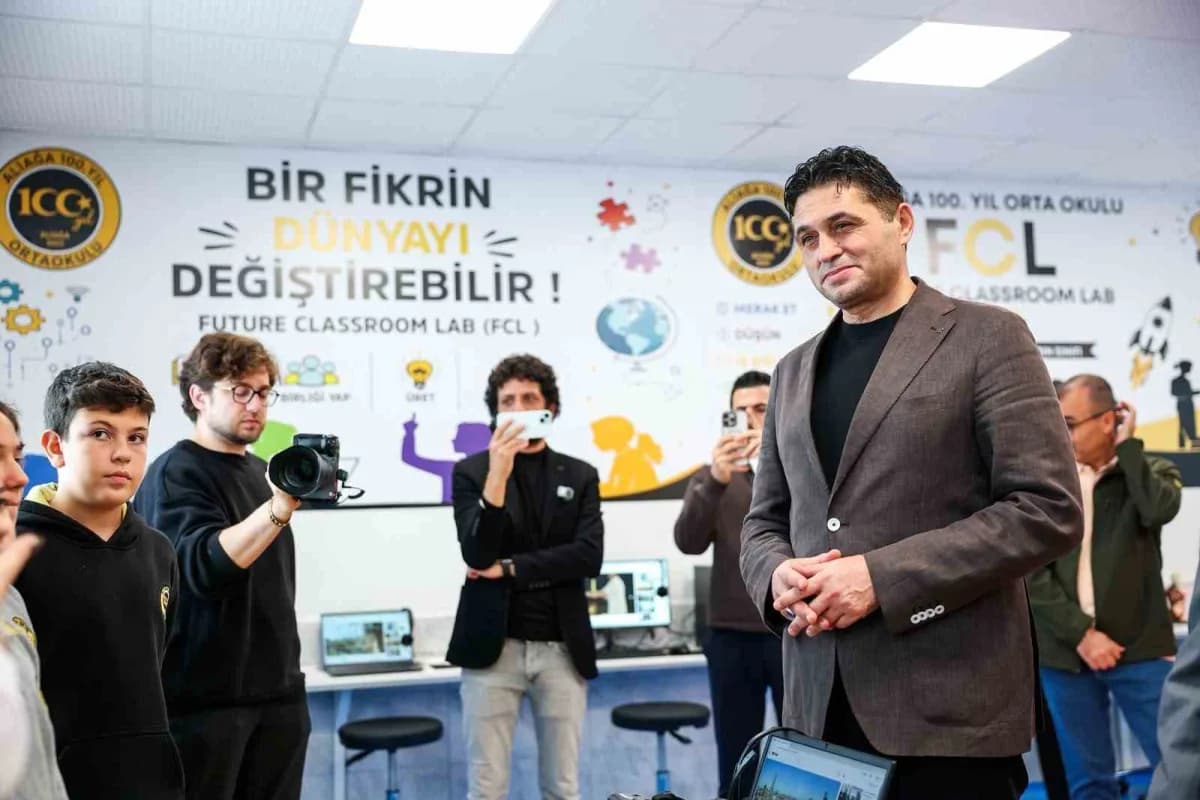 Aliağa 100. Yıl Ortaokulu’nda açılan Geleceğin Sınıf Laboratuvarında öğrenciler araştırma yapıyor