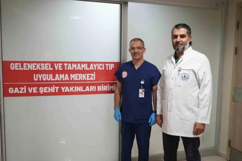 Prof. Dr. Ertuğrul Kaya (Sağda)