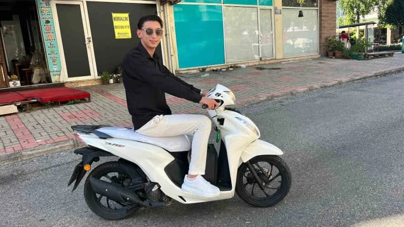 Alanya ilçesinde 22 yaşındaki genç berber Alihan Kıllı, yaşlı ve engelli vatandaşlara ücretsiz saç ve sakal tıraşı yapar