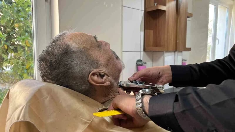 Alanya ilçesinde 22 yaşındaki genç berber Alihan Kıllı, yaşlı ve engelli vatandaşlara ücretsiz saç ve sakal tıraşı yapar