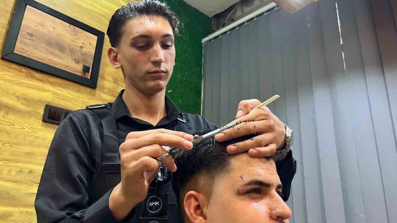 Alanya ilçesinde 22 yaşındaki genç berber Alihan Kıllı, yaşlı ve engelli vatandaşlara ücretsiz saç ve sakal tıraşı yapar