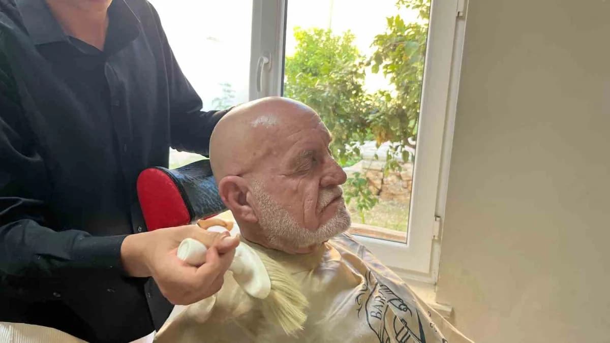 Alanya ilçesinde 22 yaşındaki genç berber Alihan Kıllı, yaşlı ve engelli vatandaşlara ücretsiz saç ve sakal tıraşı yapar