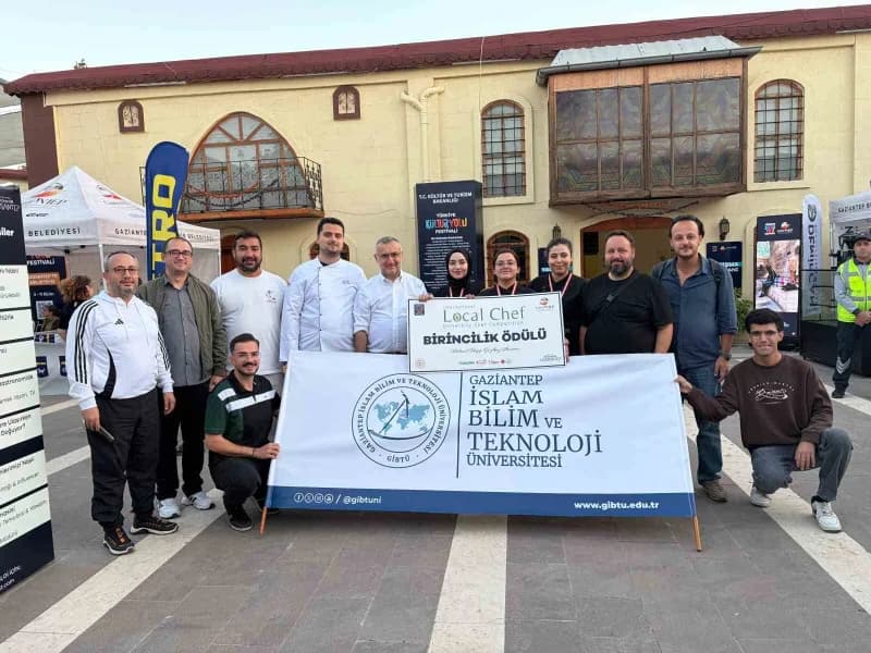 GİBTÜ Gastronomi ve Mutfak Sanatları Bölümü öğrencileri GastroAntep 2026 Üniversiteli Şefler Yarışması’nda ödül alırken
