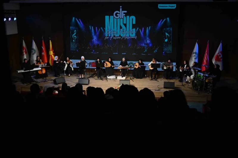 GİF Müzik ekibi Üsküp’te Türk ve Balkan ezgilerinden oluşan repertuvarla sahnede performans sergiliyor