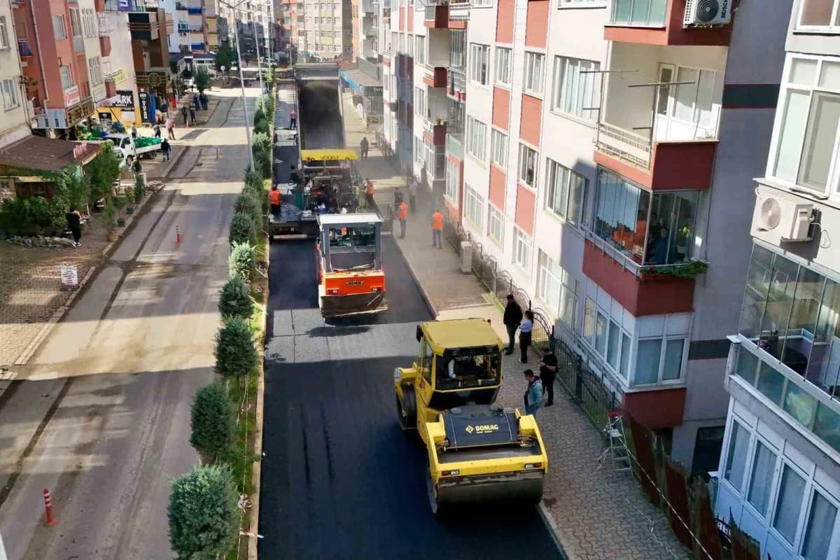 Giresun Belediyesi ekipleri cadde ve sokaklarda asfalt yenileme çalışması yapıyor