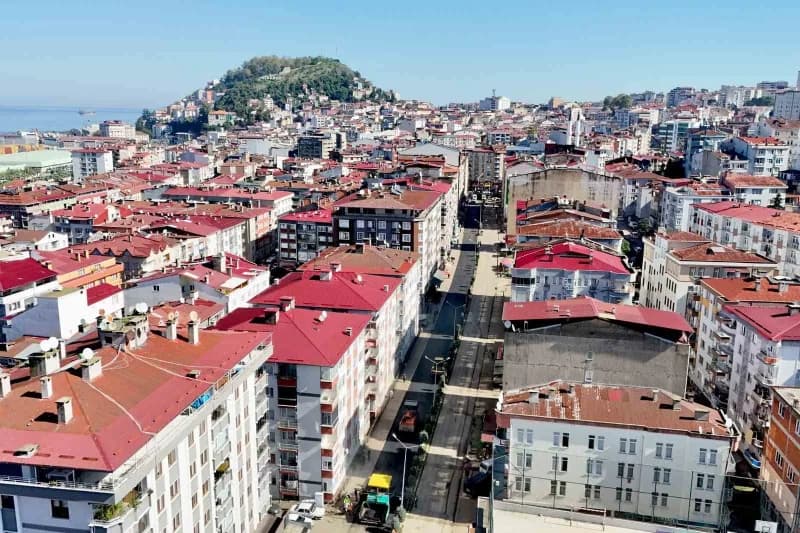 Giresun Belediyesi, altyapı çalışmaları nedeniyle hasar gören cadde ve sokaklarda asfalt yenileme çalışmalarına başladı.