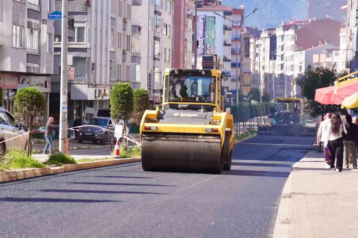 Giresun Belediyesi, altyapı çalışmaları nedeniyle hasar gören cadde ve sokaklarda asfalt yenileme çalışmalarına başladı.