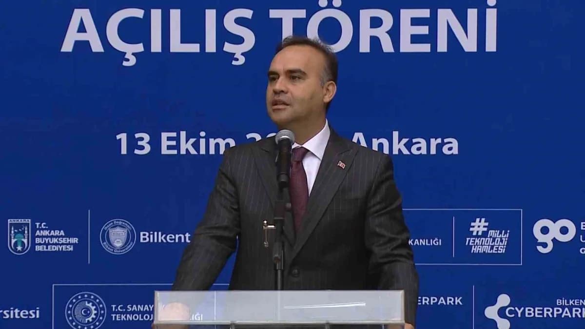 Sanayi ve Teknoloji Bakanı Mehmet Fatih Kacır, Ulus Girişim Ofisi açılışında konuşma yapıyor