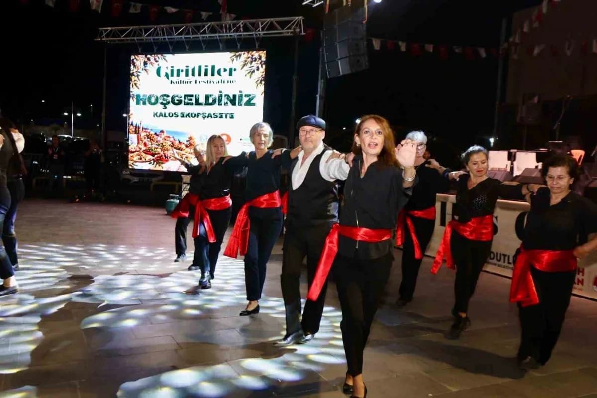 Yunusemre Belediyesi 100. Yıl Meydanı’nda düzenlenen Giritliler Kültür Festivali renkli