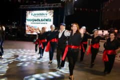 Yunusemre Belediyesi 100. Yıl Meydanı’nda düzenlenen Giritliler Kültür Festivali renkli