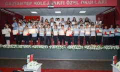 Gaziantep GKV Özel Okullarında Cambridge ve TOEFL sertifika töreninden öğrenciler ve öğretmenler hatıra fotoğrafı çekili