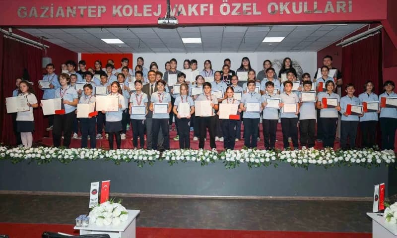 Gaziantep GKV Özel Okullarında Cambridge ve TOEFL sertifika töreninden öğrenciler ve öğretmenler hatıra fotoğrafı çekili