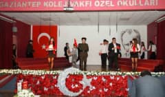 Gaziantep Kolej Vakfı Özel Okulları öğrencilerinin Cumhuriyet Bayramı töreninden sahne gösterisi