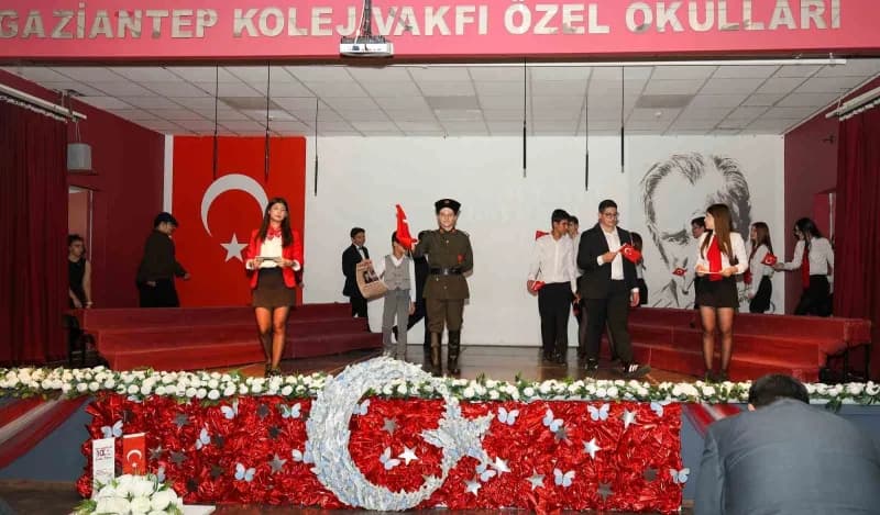 Gaziantep Kolej Vakfı Özel Okulları öğrencilerinin Cumhuriyet Bayramı töreninden sahne gösterisi