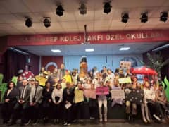 Gaziantep Kolej Vakfı öğrencileri hayvan hakları için tiyatro gösterisi yaparken