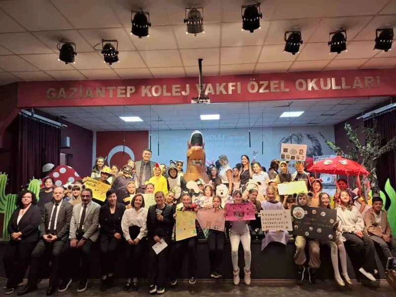 Gaziantep Kolej Vakfı öğrencileri hayvan hakları için tiyatro gösterisi yaparken