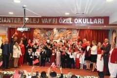 GKV Özel Anaokulu öğrencileri Cumhuriyet Bayramı kutlama programında sahnede drama gösterisi yapıyor