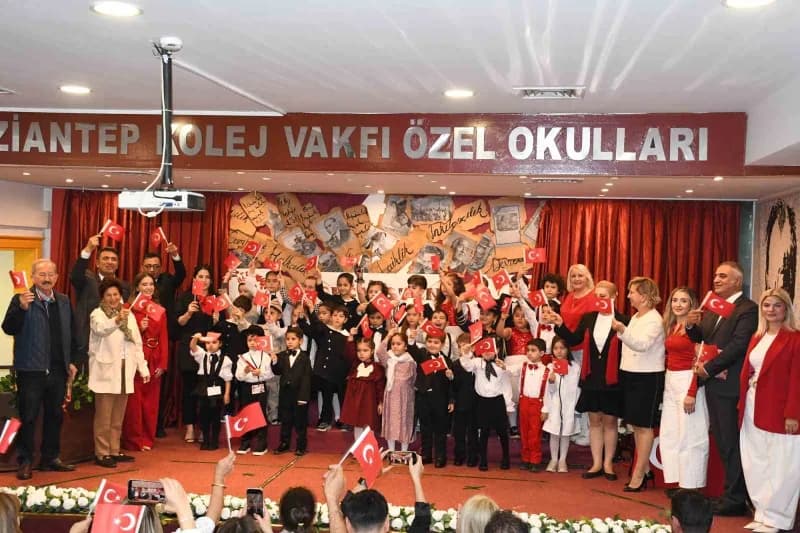 GKV Özel Anaokulu öğrencileri Cumhuriyet Bayramı kutlama programında sahnede drama gösterisi yapıyor