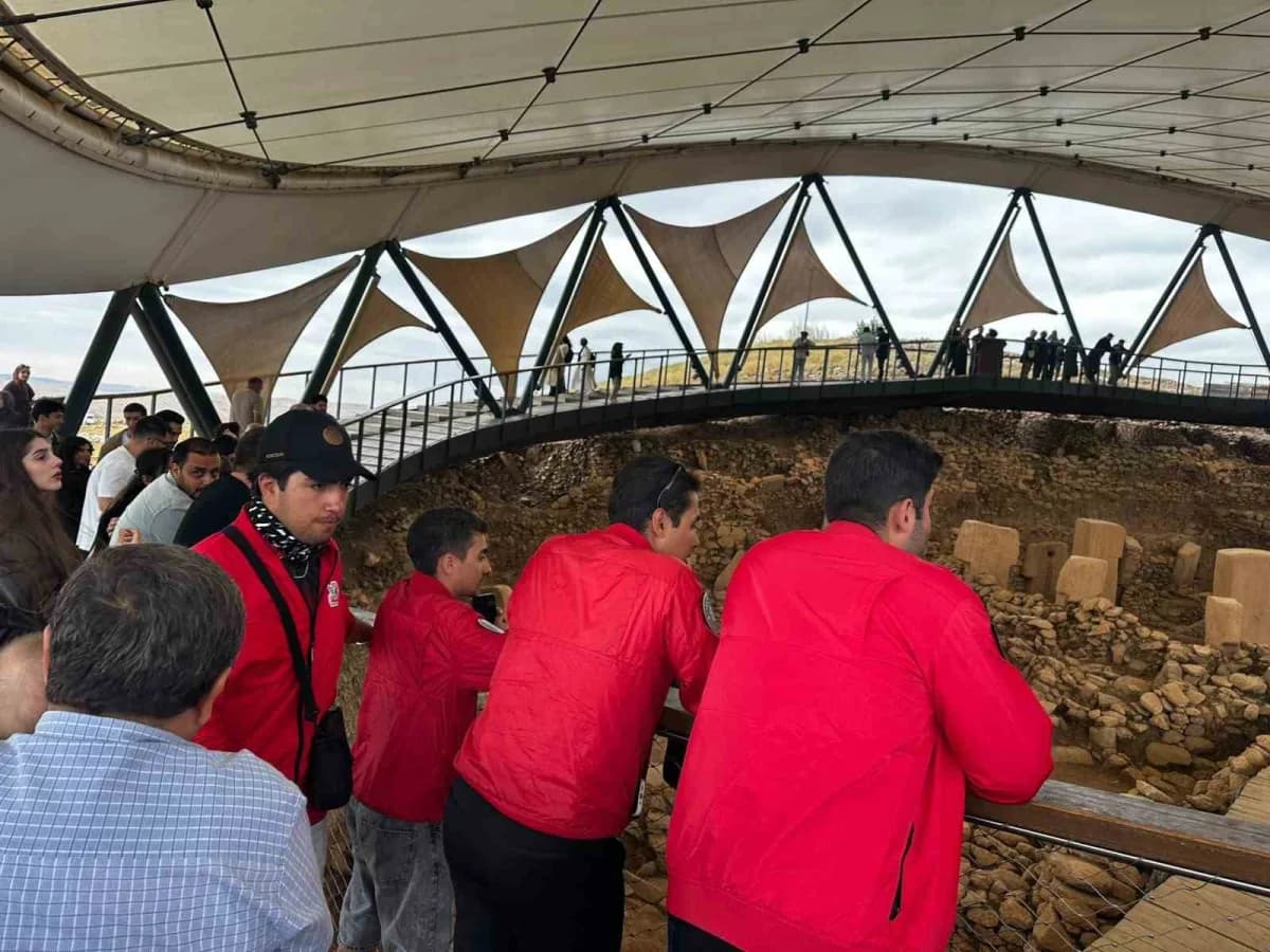 Şanlıurfa'daki Göbeklitepe ören yerinde ziyaretçiler tarihi alanı geziyor