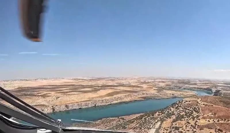 GÖKBEY helikopteri Şanlıurfa semalarında Fırat Nehri üzerinde süzülürken kokpit kamerasından çekilen görüntü
